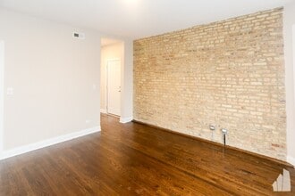 2229 N Sawyer Ave, Unit 1 in Chicago, IL - Building Photo - Building Photo