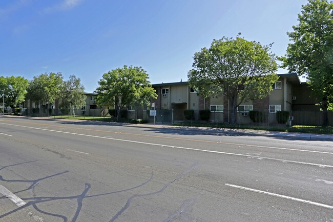 Florin Gardens Apartments Cooperative in Sacramento, CA - Foto de edificio - Building Photo