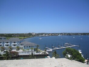 1208 Marine Way in North Palm Beach, FL - Foto de edificio - Building Photo