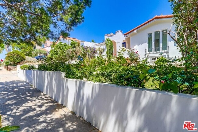 1318 S Longwood Ave in Los Angeles, CA - Building Photo - Building Photo