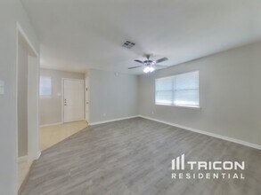 11054 Spottswood Dr in Houston, TX - Foto de edificio - Building Photo