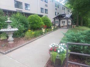 Hillview Terrace Senior Apartments in Vienna, WV - Foto de edificio - Building Photo