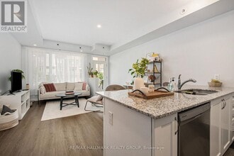 814 Mikinak Rd in Ottawa, ON - Building Photo - Building Photo