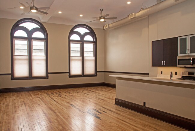 320A E 4th St-Unit -302 in Waterloo, IA - Building Photo - Building Photo