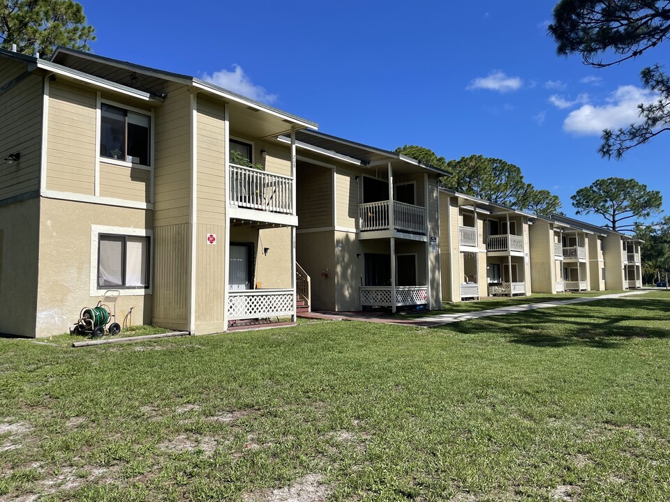 300 Mercury Ave SE in Palm Bay, FL - Building Photo