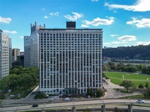 320 Fort Duquesne Blvd, Unit 4E in Pittsburgh, PA - Building Photo - Building Photo