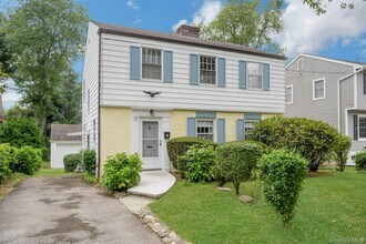 136 White Rd in Scarsdale, NY - Building Photo - Building Photo
