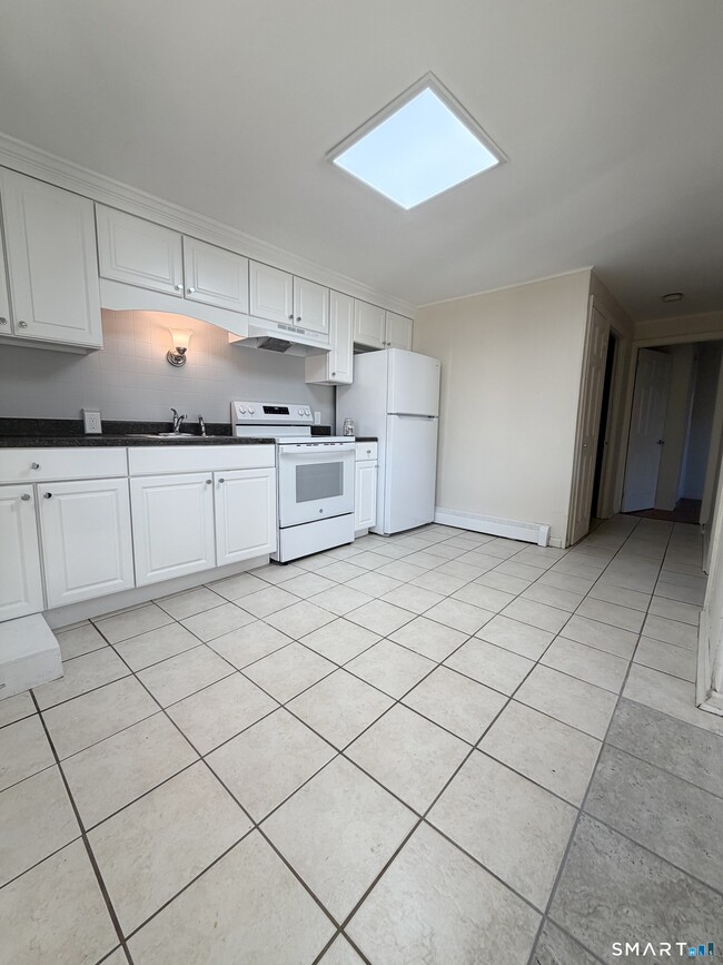 9 Meridian St in Plymouth, CT - Building Photo - Building Photo