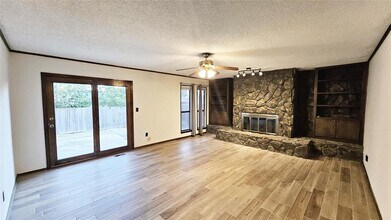 211 Redbud St in Yukon, OK - Building Photo - Building Photo