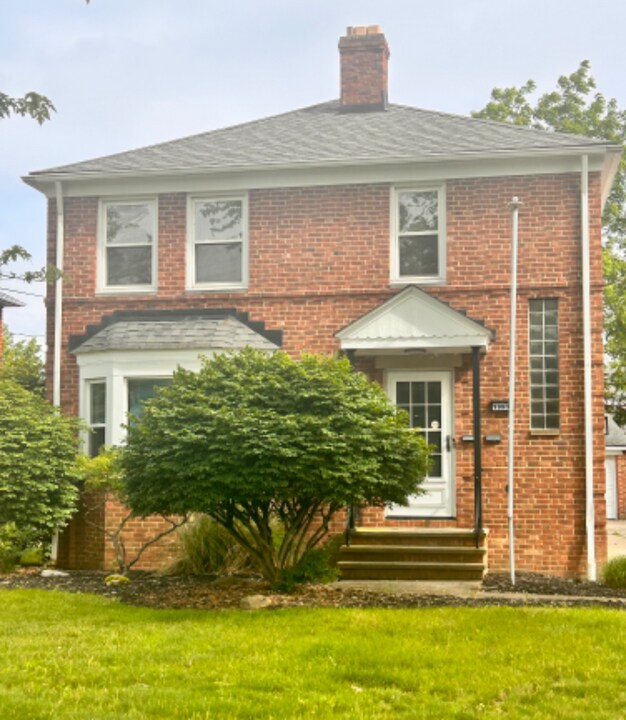 19930 Lakeshore Blvd in Euclid, OH - Building Photo