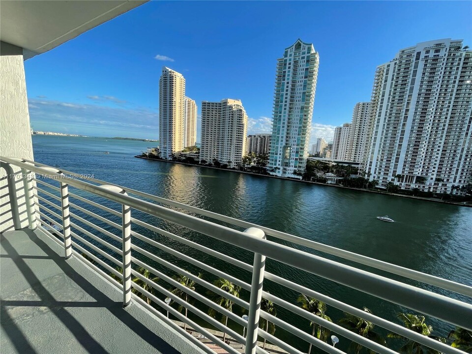 325 S Biscayne Blvd in Miami, FL - Building Photo