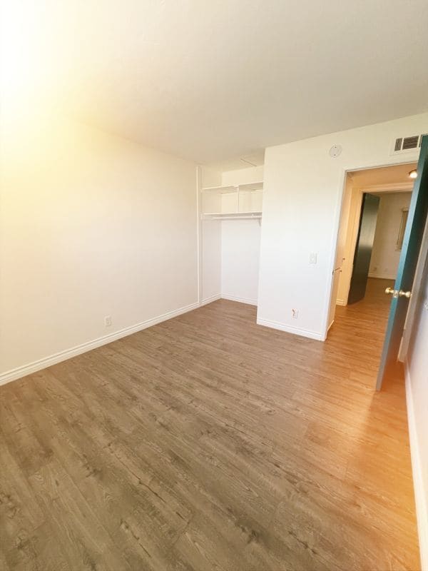 4714 Larwin Ave in Cypress, CA - Foto de edificio - Building Photo
