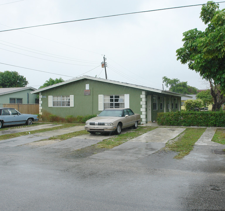 201-205 NW 17th St in Fort Lauderdale, FL - Foto de edificio