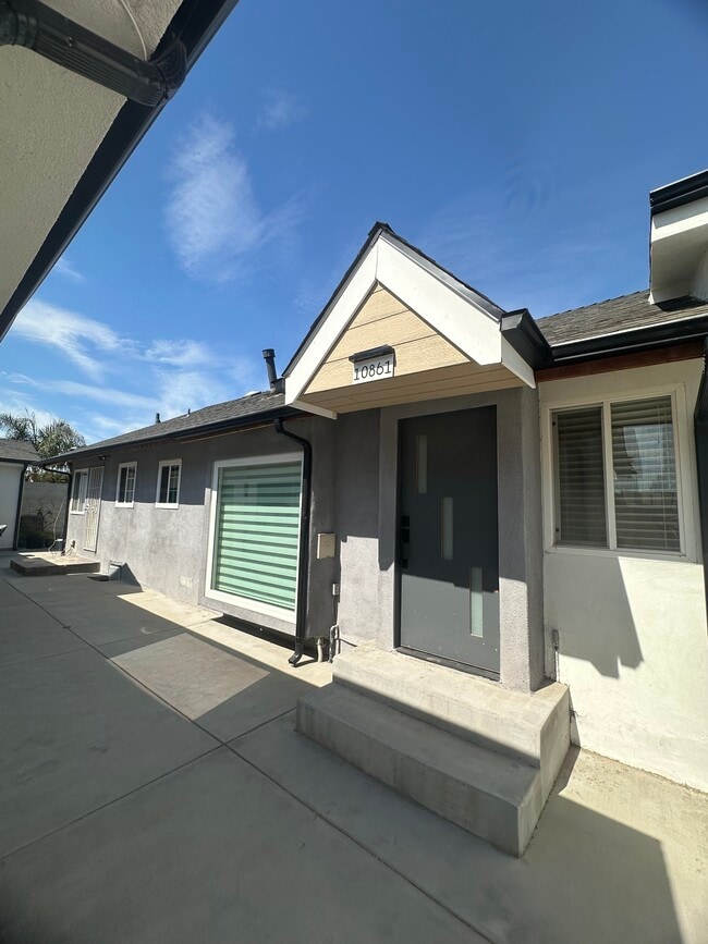 10861 Nettleton St in Sun Valley, CA - Building Photo - Building Photo