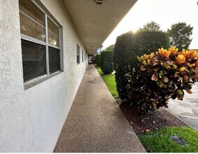 5900 NW 17th Pl in Sunrise, FL - Foto de edificio - Building Photo