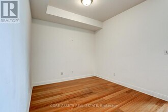 18-2418 Yorkville Ave in Toronto, ON - Building Photo - Building Photo