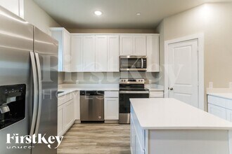 327 Niki Dr in Lewisville, TX - Foto de edificio - Building Photo