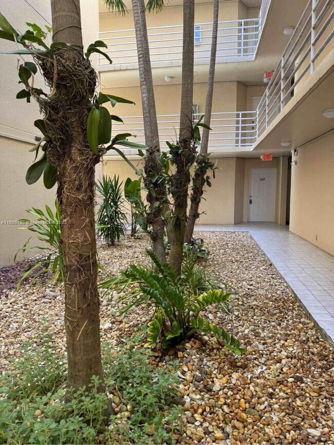 8045 NW 7th St in Miami, FL - Building Photo - Building Photo