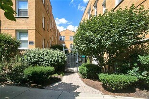 628 W Roscoe St, Unit 3N in Chicago, IL - Building Photo