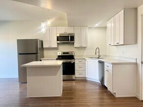 6638 Highland Point Way in West Jordan, UT - Building Photo - Building Photo