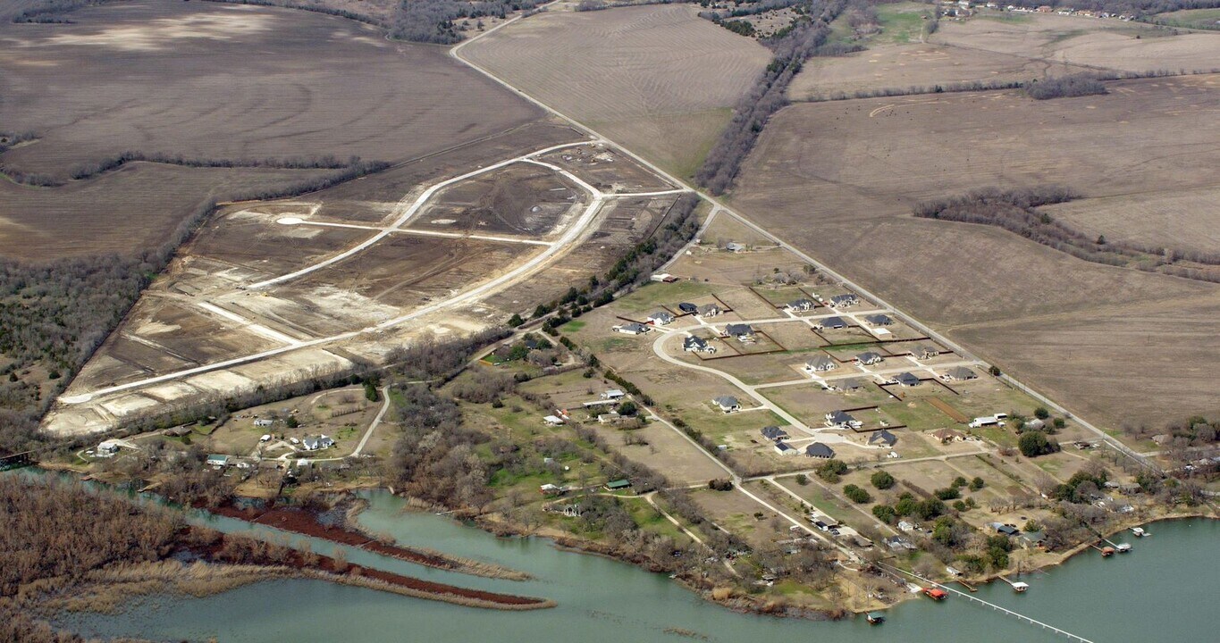 Old Italy Rd in Waxahachie, TX - Building Photo