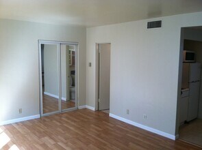 230 39th St, Unit #H in Manhattan Beach, CA - Foto de edificio - Building Photo