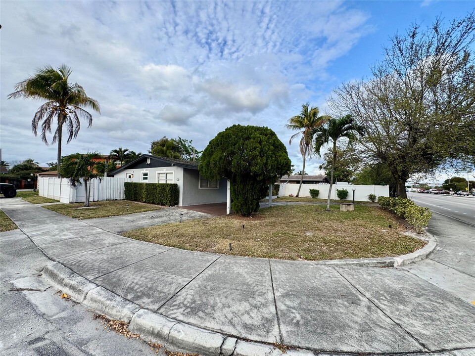 221 NE 24th St in Pompano Beach, FL - Building Photo