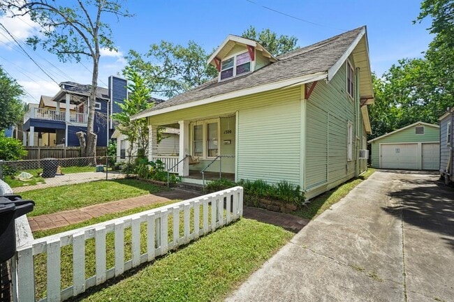 1320 Alexander St in Houston, TX - Building Photo - Building Photo