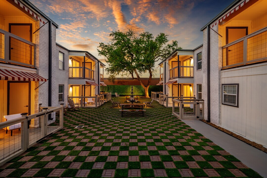 Contessa Bungalows in San Antonio, TX - Building Photo