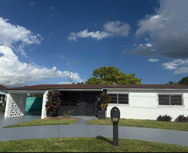 3211 SW 107th Ave in Miami, FL - Building Photo - Building Photo