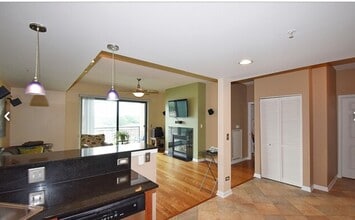 6420 Double Eagle Dr, Unit 809 in Woodridge, IL - Foto de edificio - Building Photo