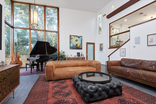 11217 Sunshine Ter in Studio City, CA - Building Photo