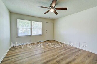 9002 Bayless Rd in Pleasant Valley, MO - Building Photo - Building Photo