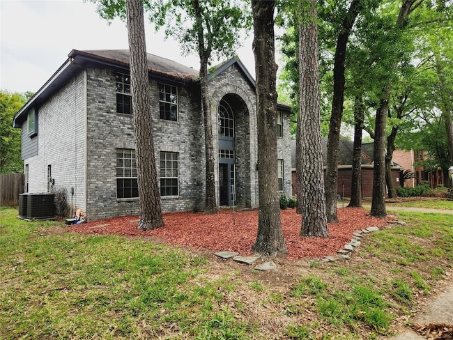 16002 Cutten Rd in Houston, TX - Foto de edificio - Building Photo
