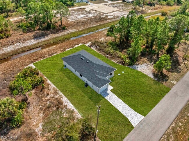 1037 Citrus Ave S in Lehigh Acres, FL - Building Photo - Building Photo