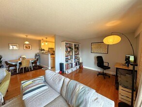 47 Mystic St, Unit 5A in Arlington, MA - Building Photo - Building Photo