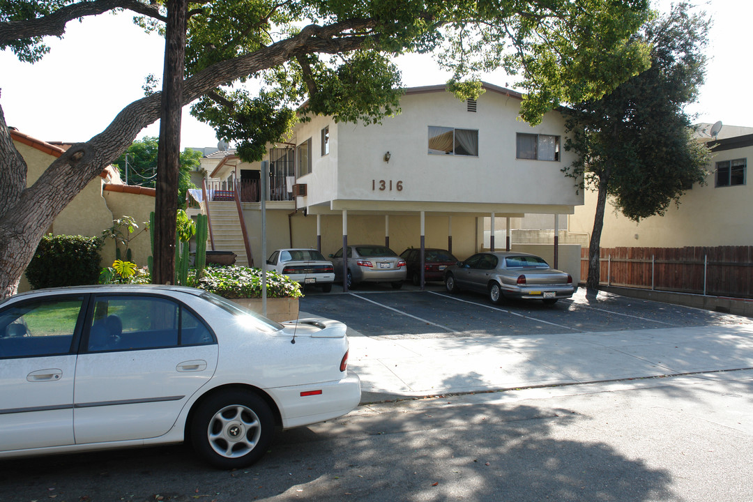 1316 Barrington Way in Glendale, CA - Building Photo