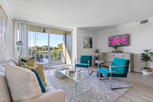 Nottingham Pine Luxury Apartment Homes in Plantation, FL - Building Photo