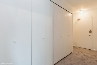 2909 N Sheridan Rd, Unit 1701 in Chicago, IL - Building Photo - Building Photo
