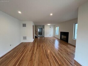 42 Dunwood Rd in Port Washington, NY - Building Photo - Building Photo