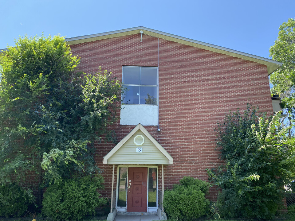 Huron Terrace Apartments in London, ON - Building Photo