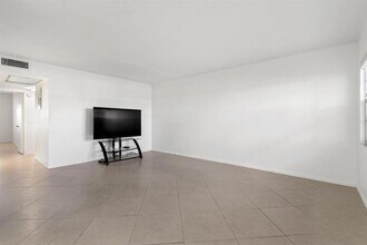 1056 Exeter in Boca Raton, FL - Building Photo - Building Photo