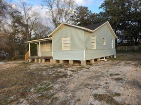 555 S 9th St in Silsbee, TX - Building Photo