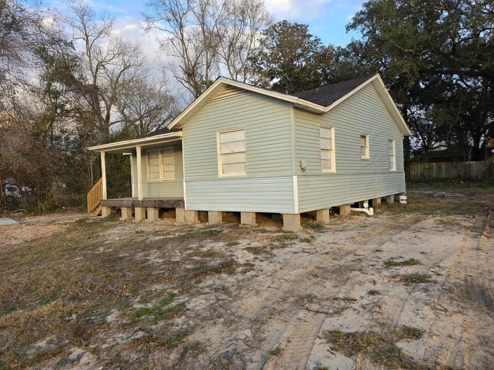 555 S 9th St in Silsbee, TX - Building Photo
