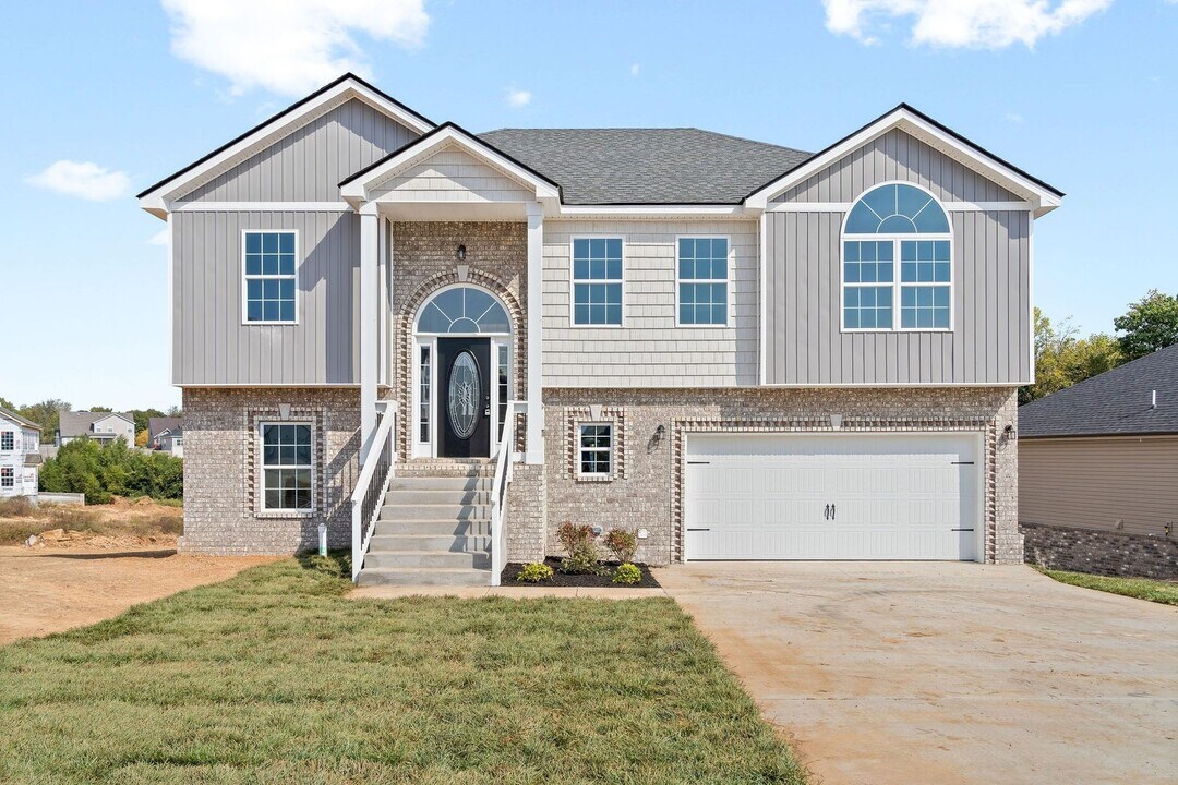 1092 Barnhill Rd in Clarksville, TN - Building Photo