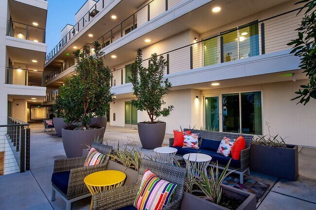 CC Tan Center in Glendale, CA - Foto de edificio - Building Photo