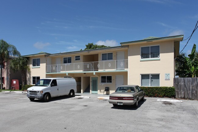 Cypress Cove Apartments in Pompano Beach, FL - Foto de edificio - Building Photo
