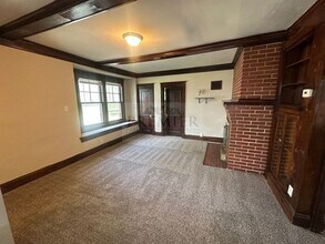 1124 S Ash Ave in Independence, MO - Foto de edificio - Building Photo