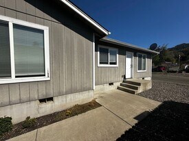 117-119 Garden Ln. in Roseburg, OR - Building Photo