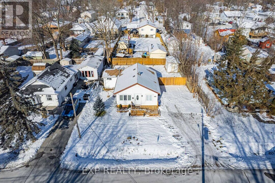 230 Pine Beach Dr in Georgina, ON - Building Photo